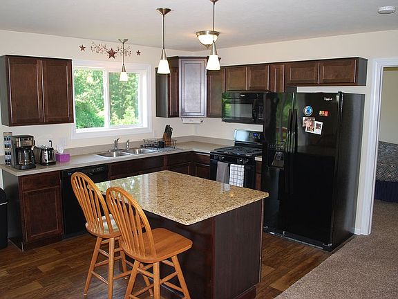 4th image of 12137 Lymburner Ave