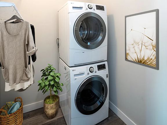 4th image of 1000 W Bryn Mawr Ave #2D