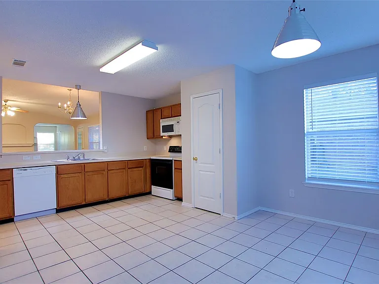 147 Southlake Dr — Photo 8