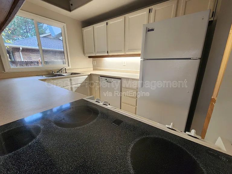 492 S Dover Ave — Photo 6