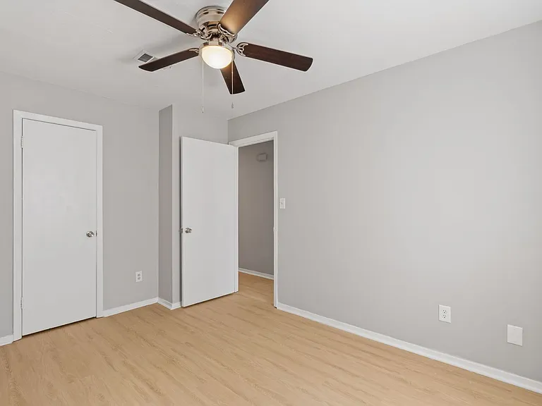 Cedarwood Apartments — Photo 21