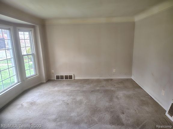 5th image of 18330 Warwick St