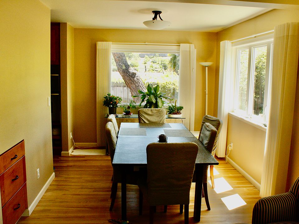 Dining room adjacent to the kitchen