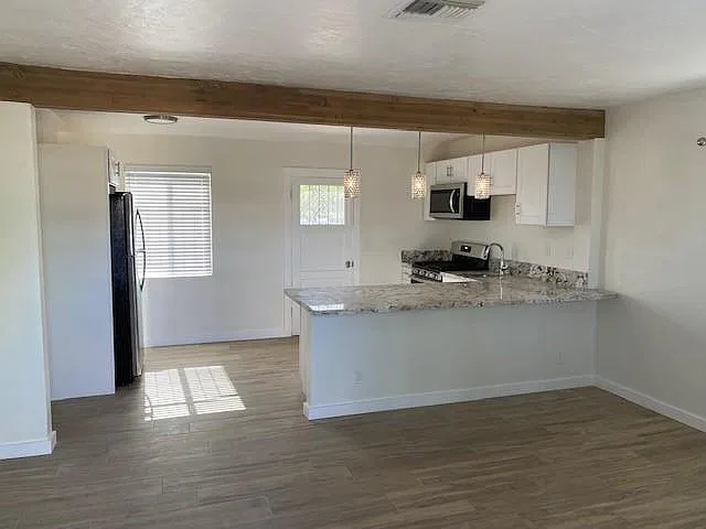 1 bed, 700 sqft, $1,200 — Photo 1