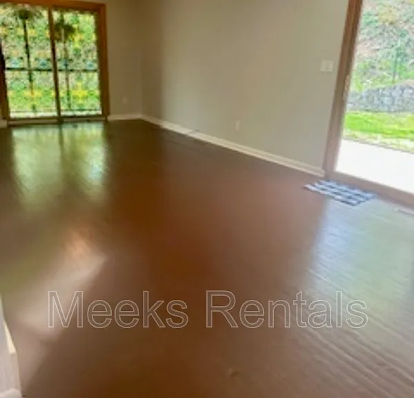 1118 Montrose Dr — Photo 10