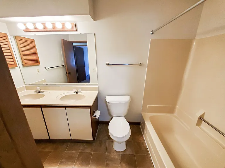Orchard Village Apartments — Photo 34