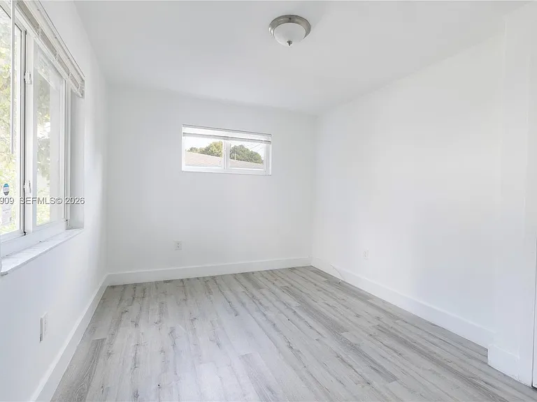1091 SW 4th St #1 — Photo 12