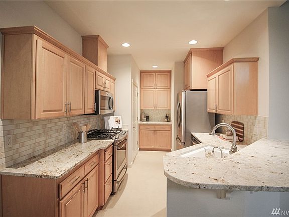 3rd image of 685 NW Juniper St APT E2