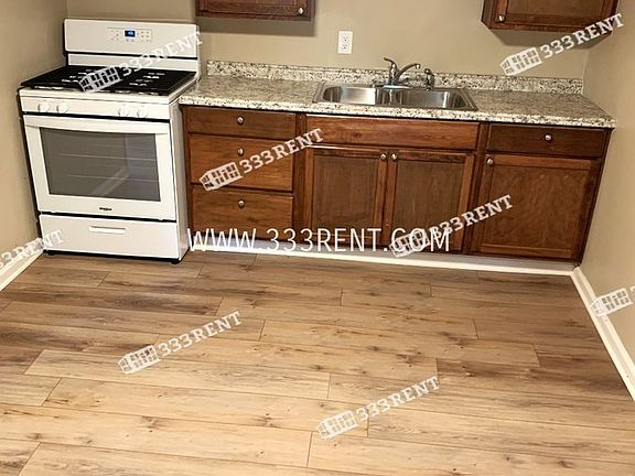 2nd image of 2931 NE Jewett St #4