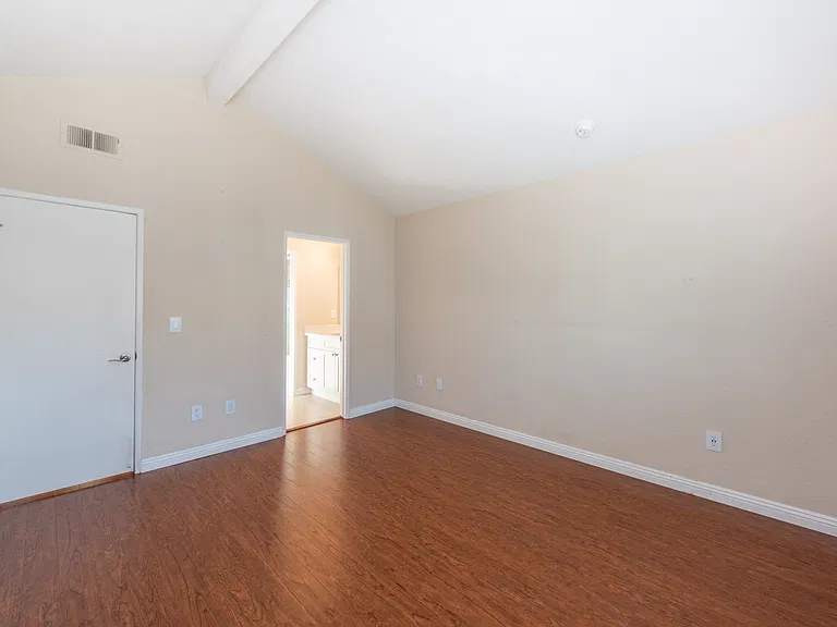 166 Greenmoor — Photo 15