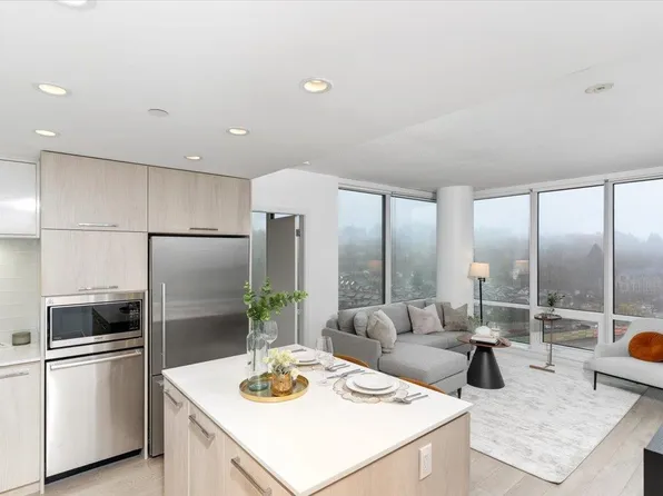 680 Seylynn Cres #1402, North Vancouver, BC V7J 0B5