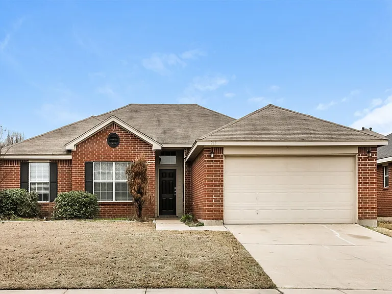 915 Joshua Dr — Photo 1