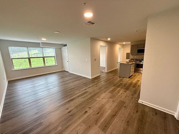 2nd image of 938 E 4th St #302