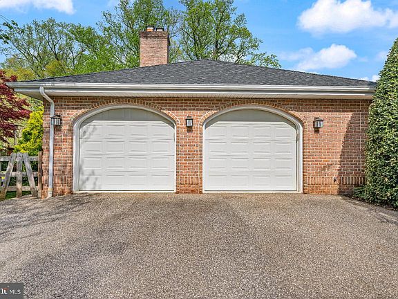 4th image of 8 Batter Brook Ct