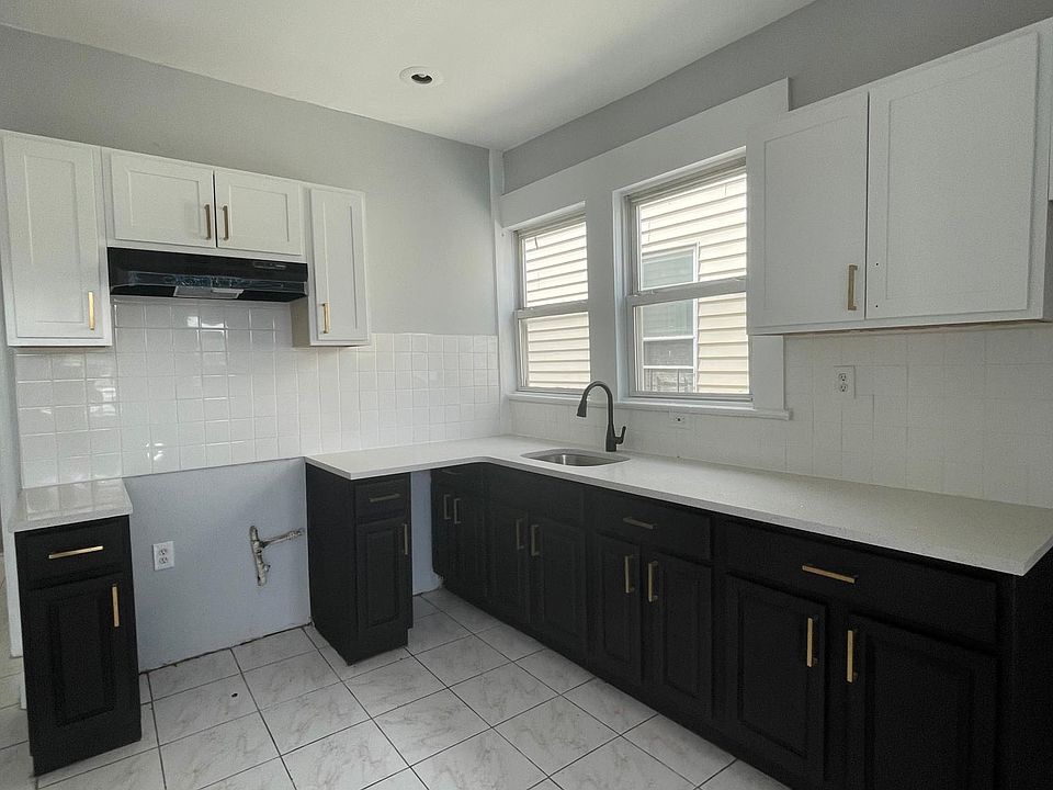 1st image of 22 Stuyvesant Ave Floor 1
