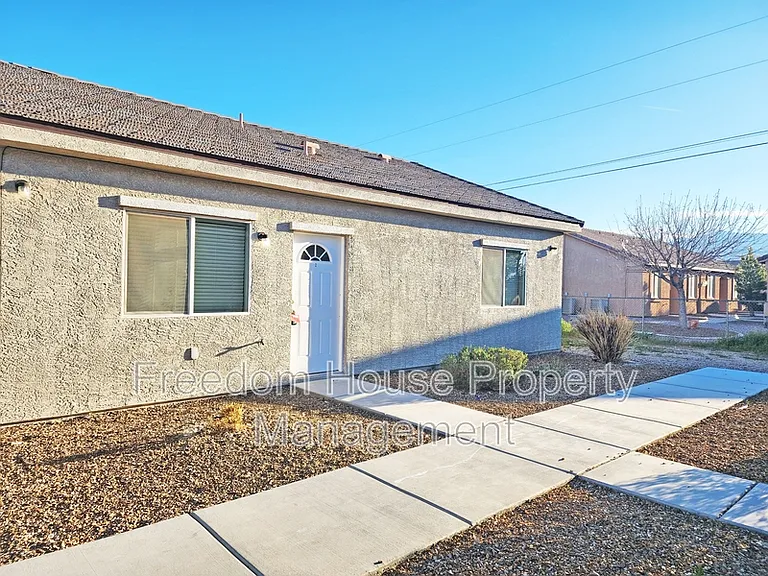 1121 Sixshooter Ave #2 — Photo 3