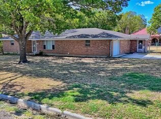 105 E Pecan St, Saint Jo, TX 76265