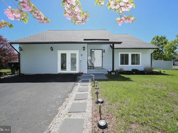 11 Eisenhower Ln, Sicklerville, NJ 08081