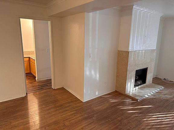 4th image of 5325 Newcastle Ave #106A