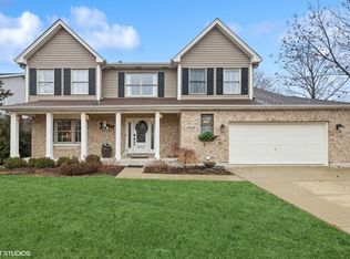 0N638 Lancaster Dr, Winfield, IL 60190