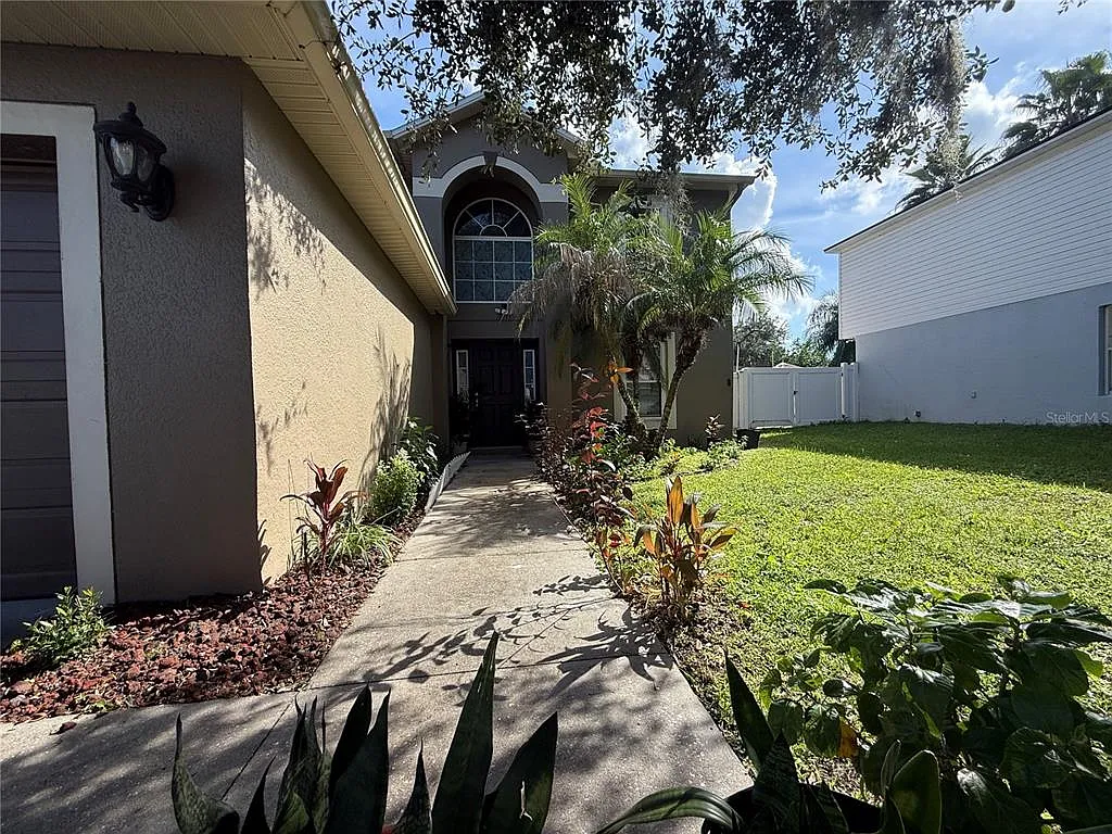 4 bed, 2.5 bath, 2208 sqft, $2,400 — Photo 2