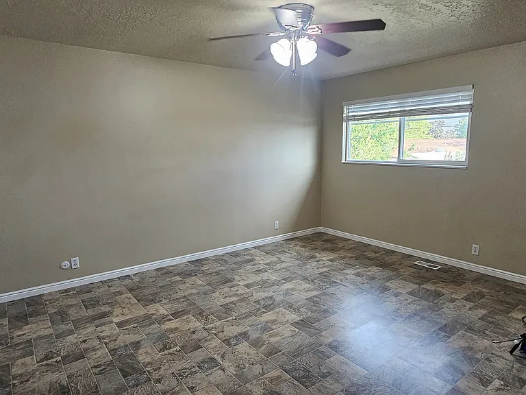 2318 E Claybourne Ave — Photo 18