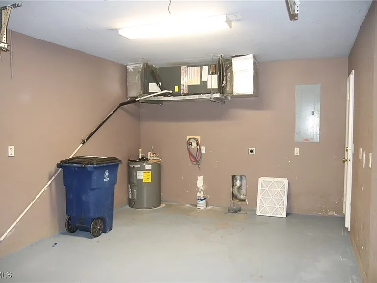 320 Harry Ave S — Photo 28