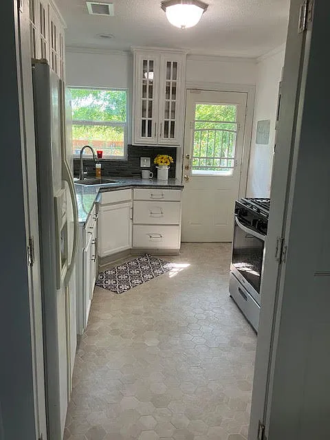 3 bed, 1.5 bath, 1400 sqft, $2,300 — Photo 2
