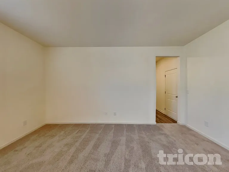 130 Lynnridge Dr — Photo 3