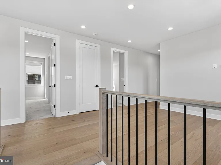 881 N Manchester St — Photo 51