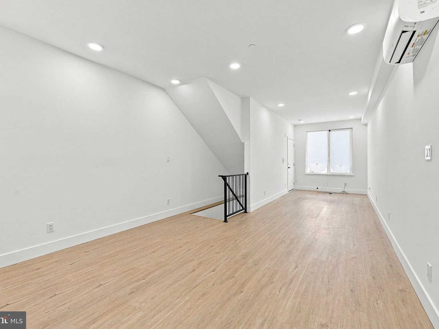 3 bed, 2.0 bath, 1964 sqft, $2,290 — Photo 4