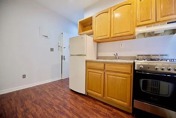 2nd image of 70 Kenmare St #35R