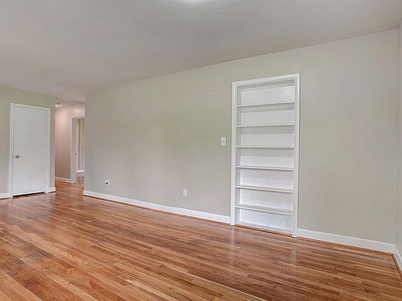 3rd image of 118 Continental Dr