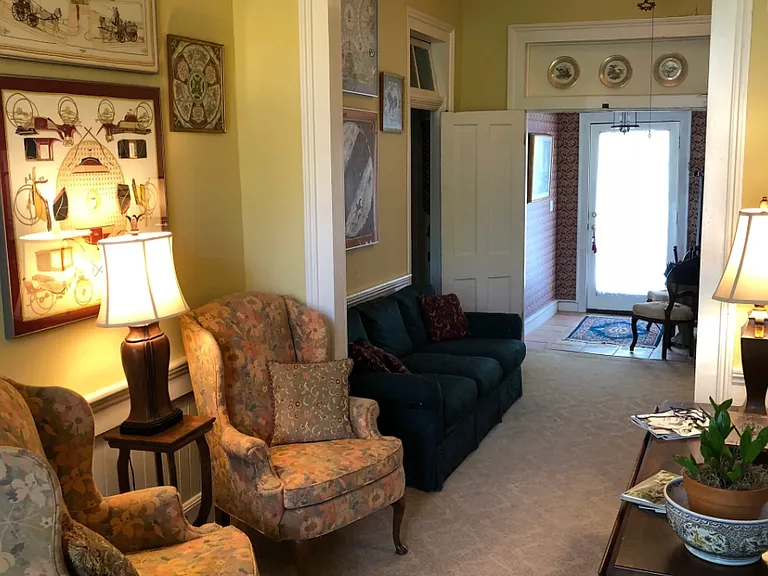 824 University Ave — Photo 16