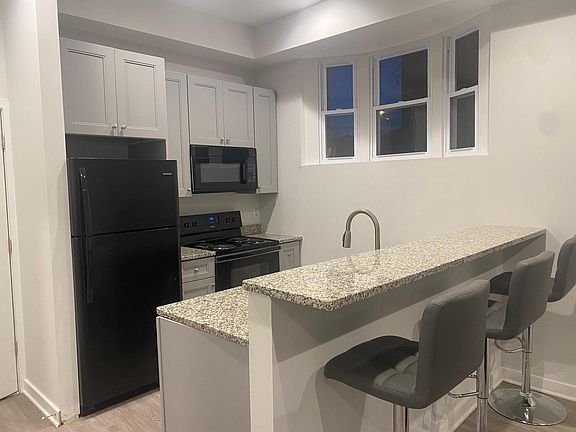 2nd image of 935 Belmont Ave Floor 1