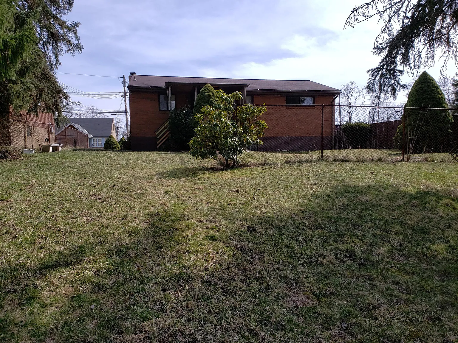 402 Collins Dr photo 1