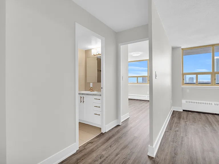 221 Queen St S — Photo 11