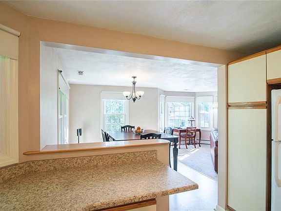 4th image of 46 Knoll Pl #D