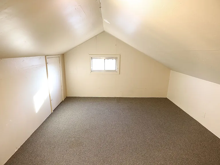 443 Gladstone St — Photo 10