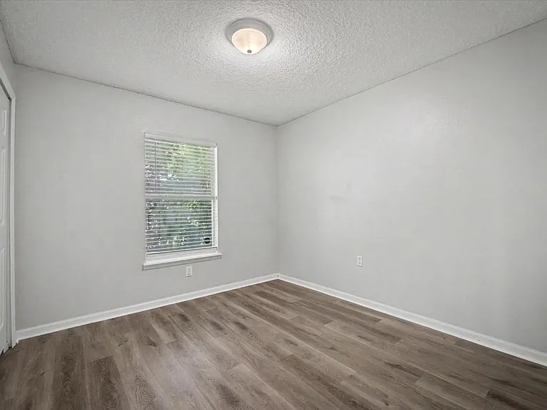 3303 Broadway Ave — Photo 15