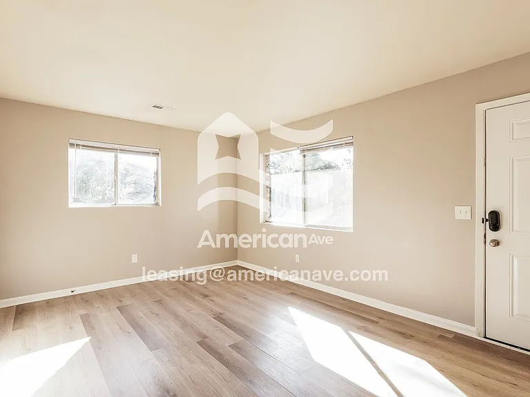 1053054_004_living_room_14247986.jpg