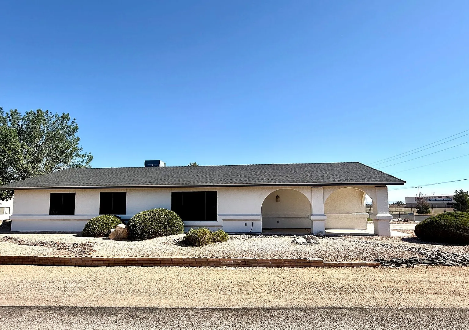 Updated 3 Bedroom, 2 Bathroom Home in Central Kingman Across from the Mohave County Fairgrounds! — Photo 4