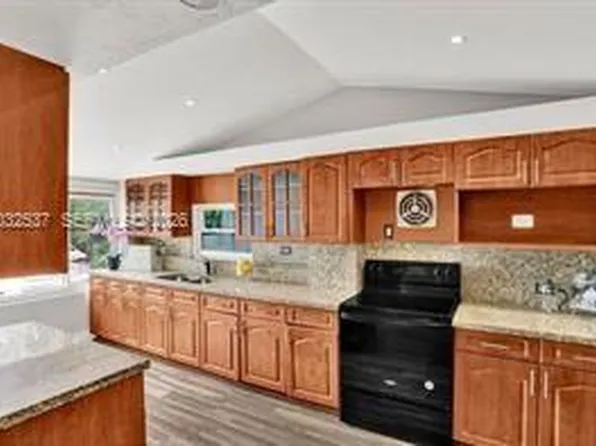 2199 NE 182nd St, North Miami Beach, FL 33162