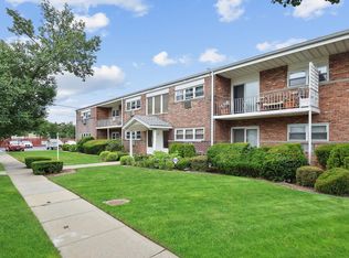 10 Ivy St APT 1B, Farmingdale, NY 11735
