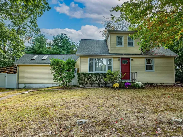 38 Leonard Street, Huntington Station, NY 11746