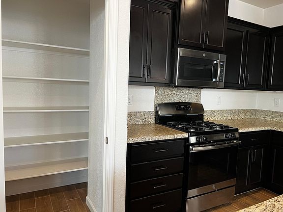 5th image of 742 Iris Dr