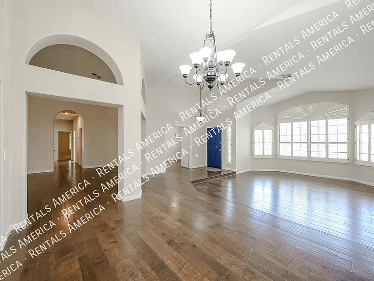 1635 W Wisteria Dr — Photo 5