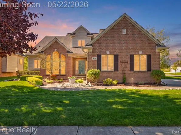 819 Pine Ridge Ave, Oxford, MI 48371