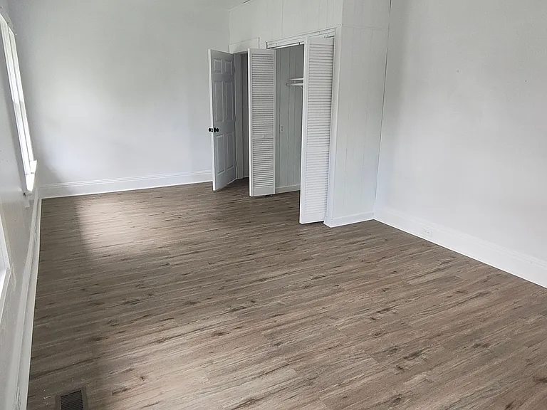 352 Main St — Photo 14