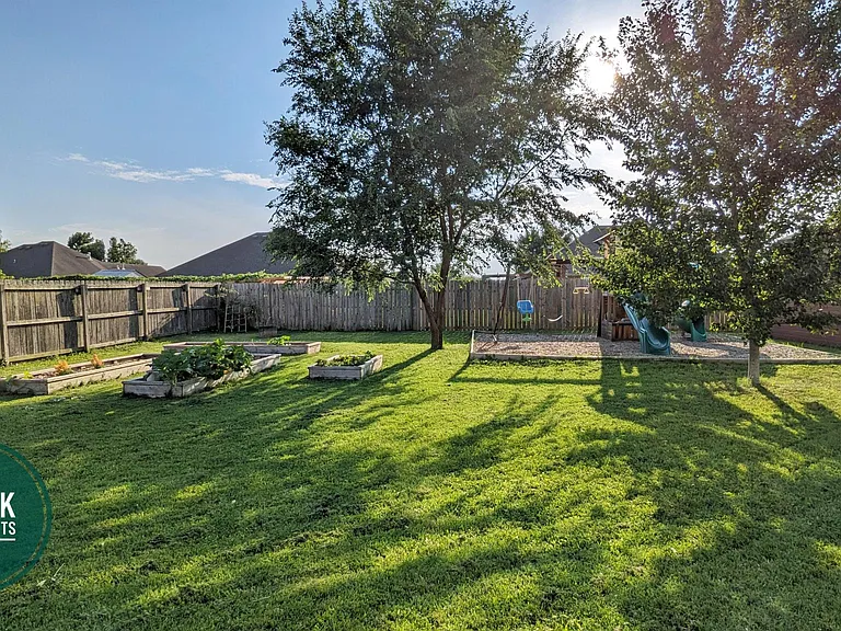 608 SW Wallstone Rd — Photo 24